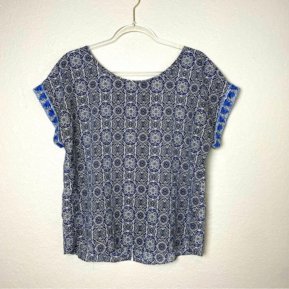 CYNTHIA ROWLEY Lightweight Blue Patterned Women's Top w/ Back Slit Size M